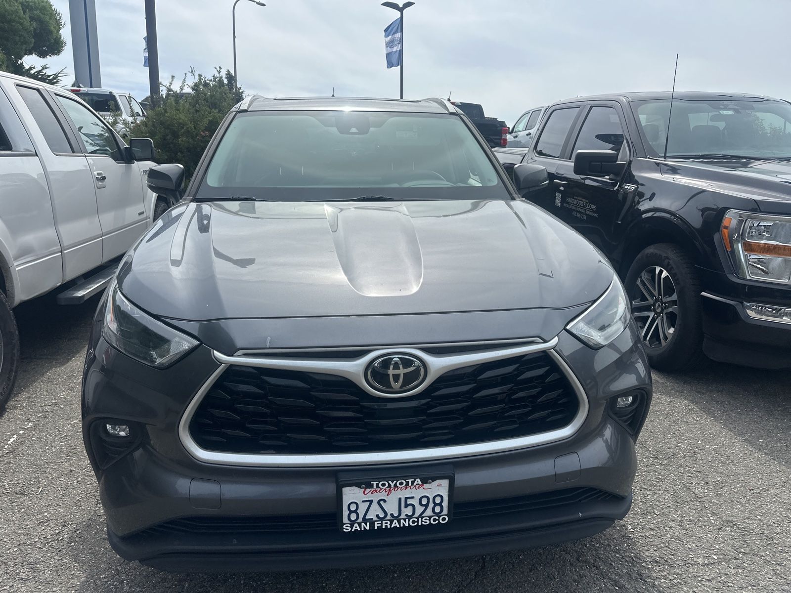 2022 Toyota Highlander XLE photo 2