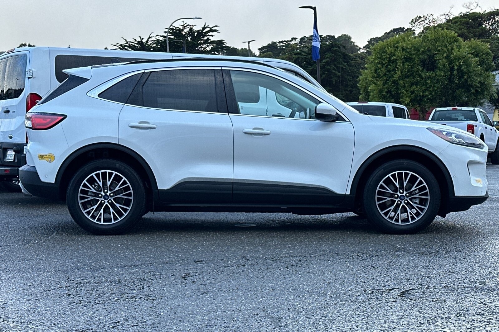 2022 Ford Escape Titanium photo 3