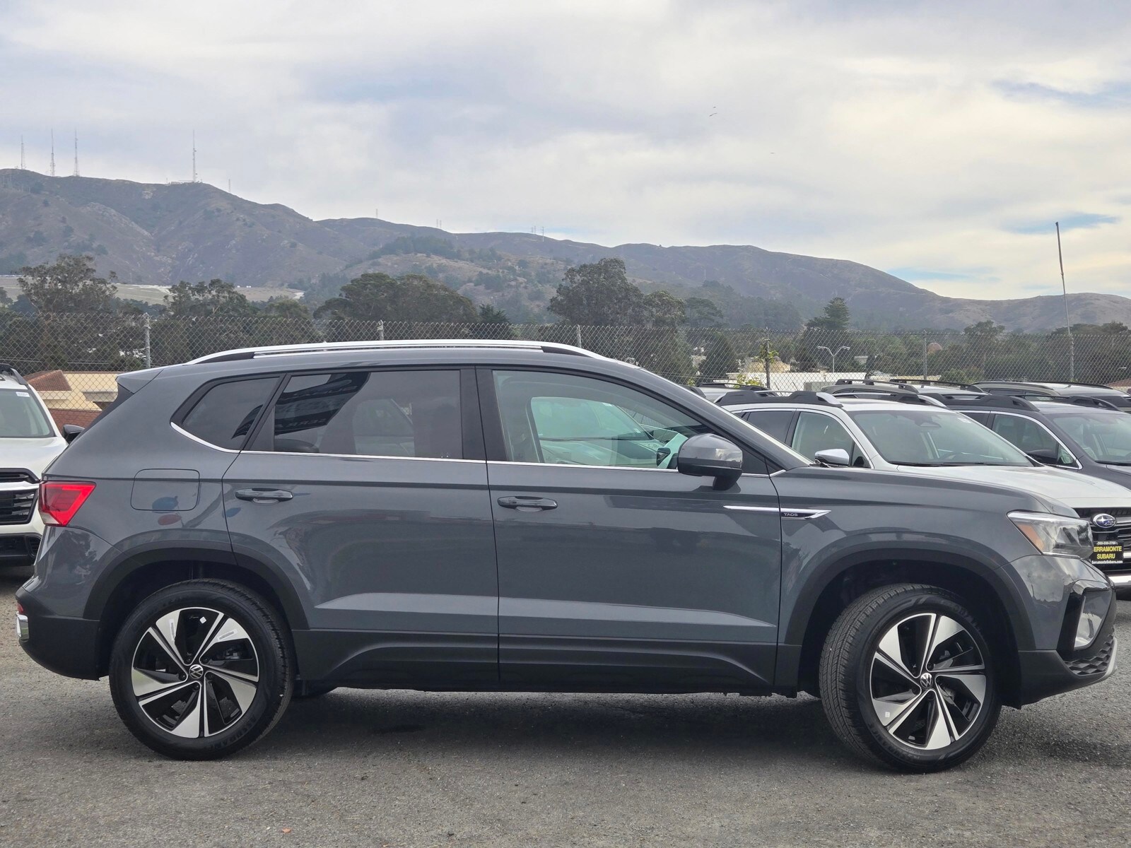 2024 Volkswagen Taos SE photo 3