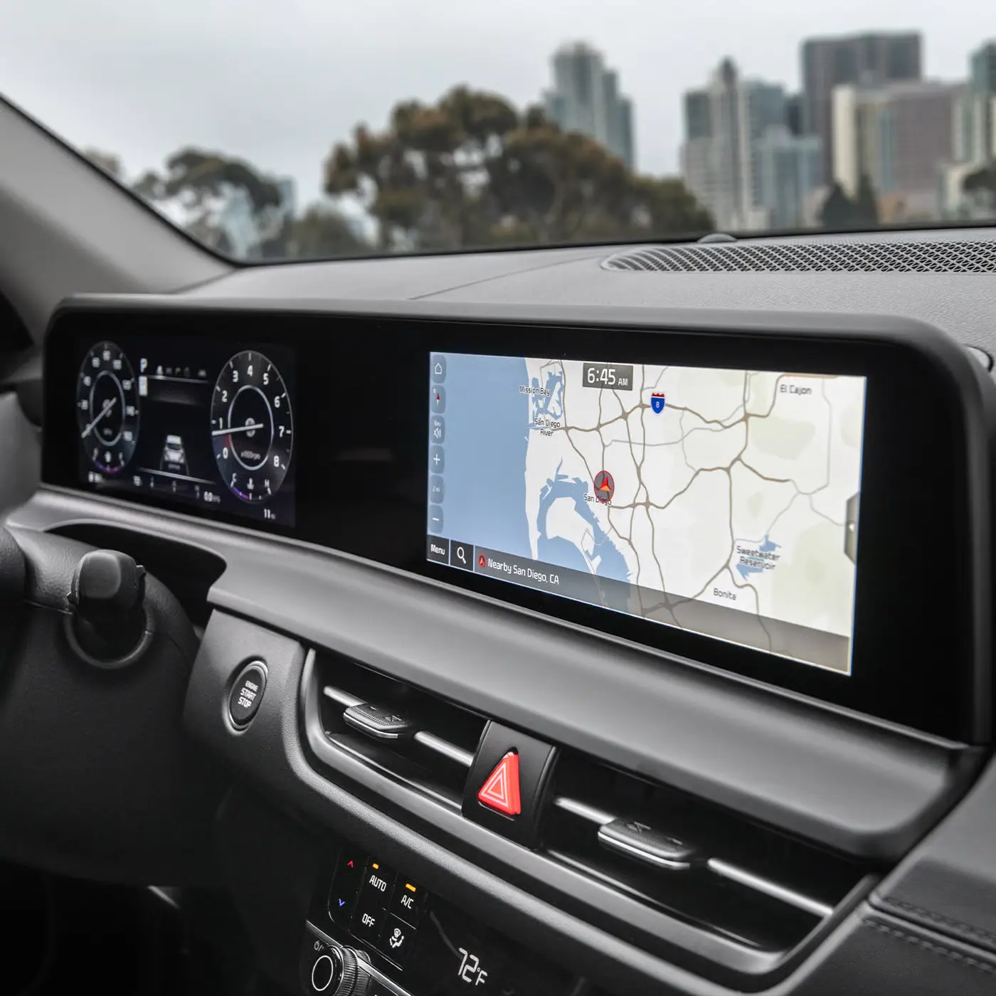 my26-seltos-interior-dual-panoramic-display.webp