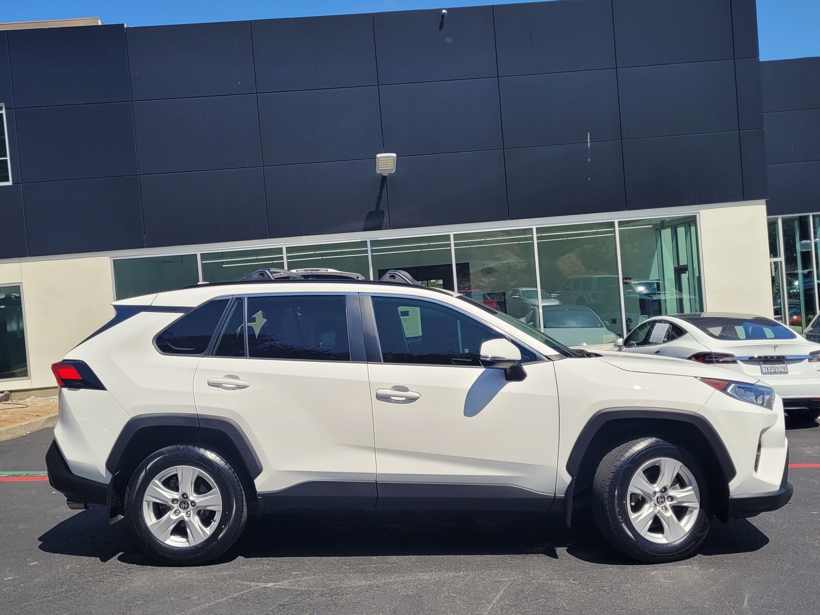 2021 Toyota RAV4 XLE photo 3