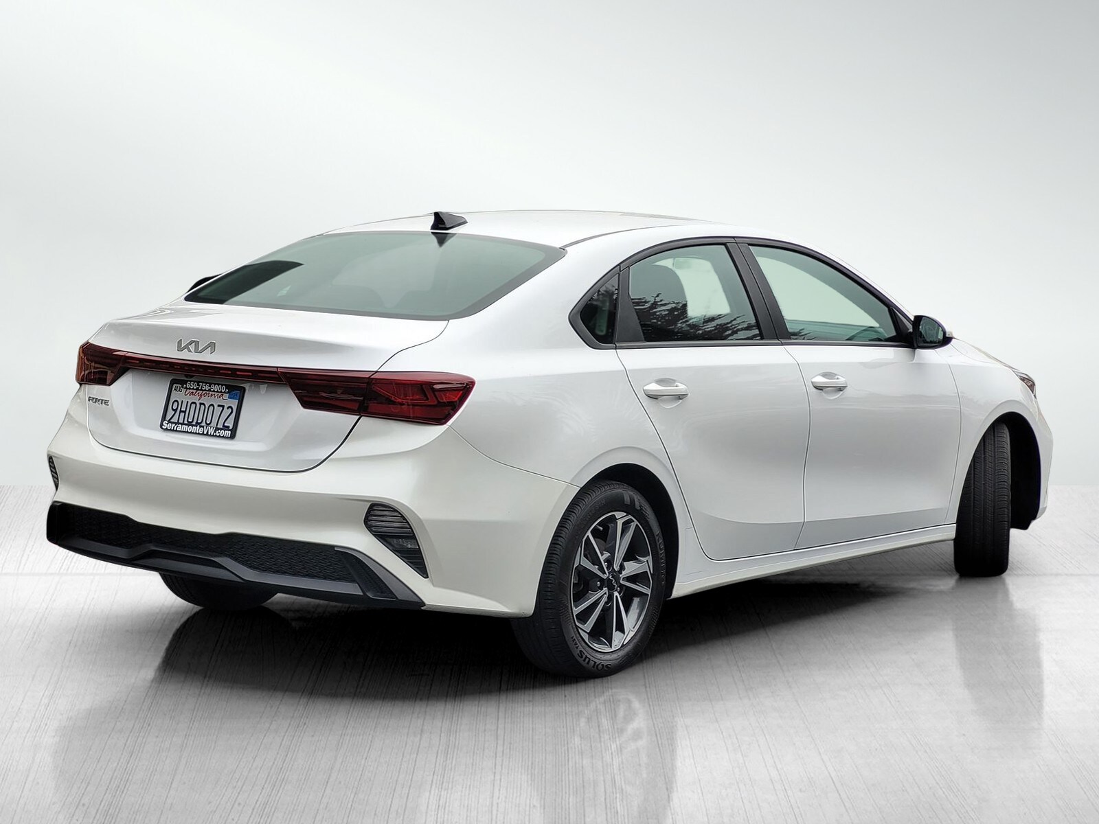 2023 Kia Forte LXS photo 2