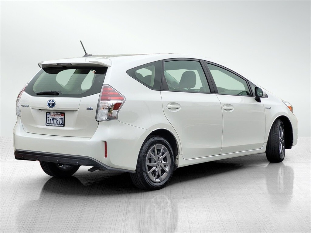 2017 Toyota Prius V Three photo 3