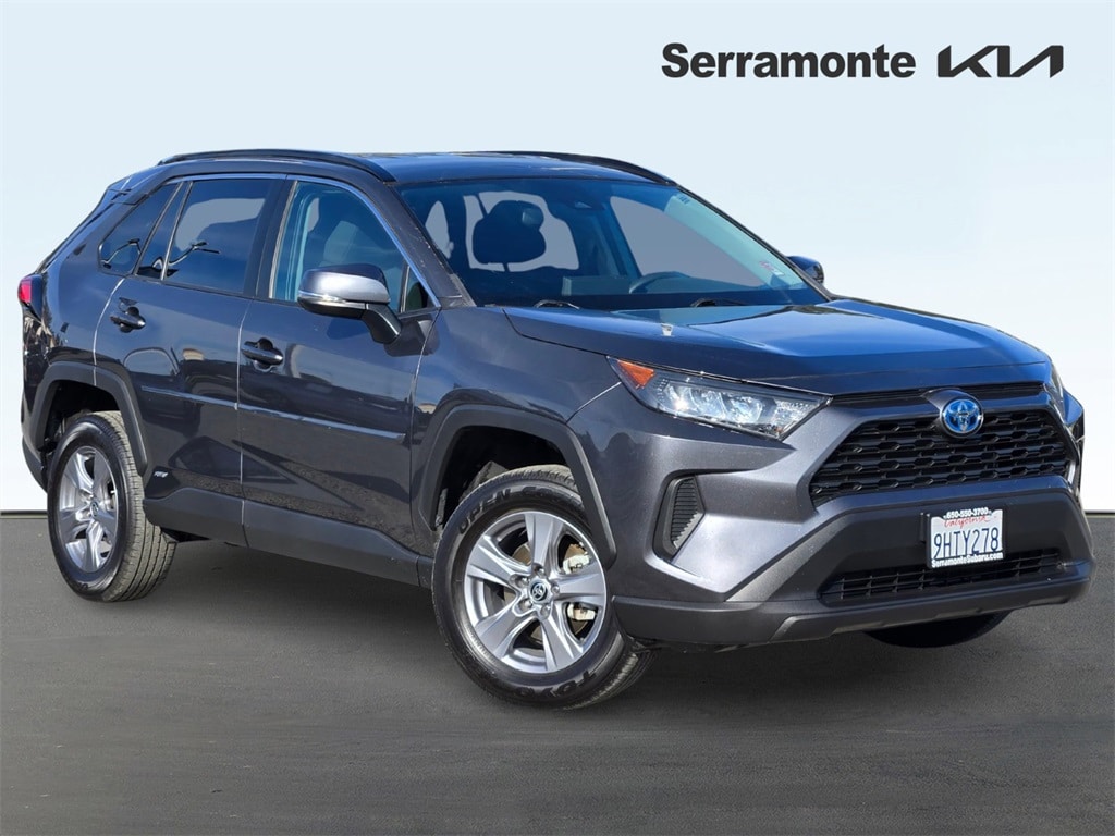 2022 Toyota RAV4 LE's photo
