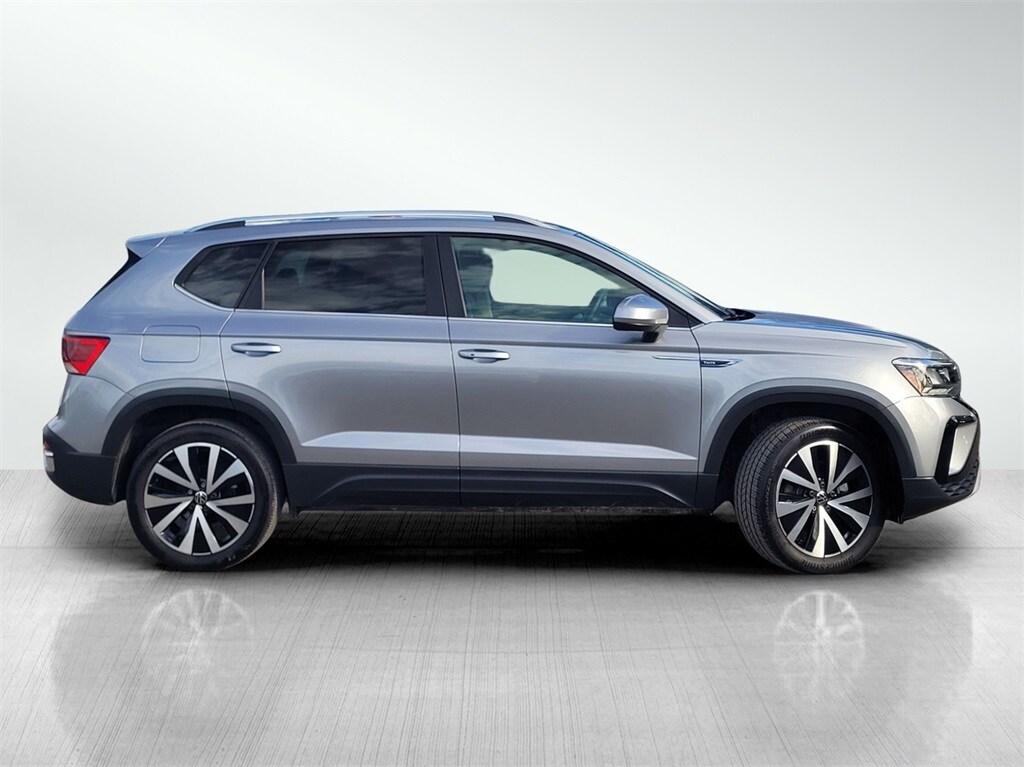2023 Volkswagen Taos SE photo 2