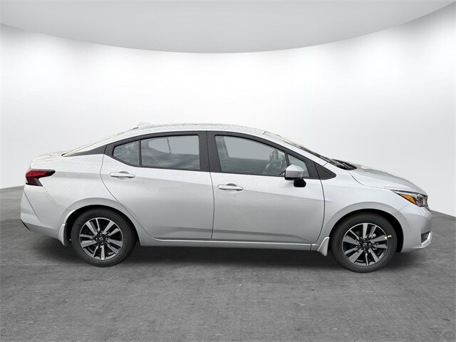 2025 Nissan Versa 1.6 SV photo 3