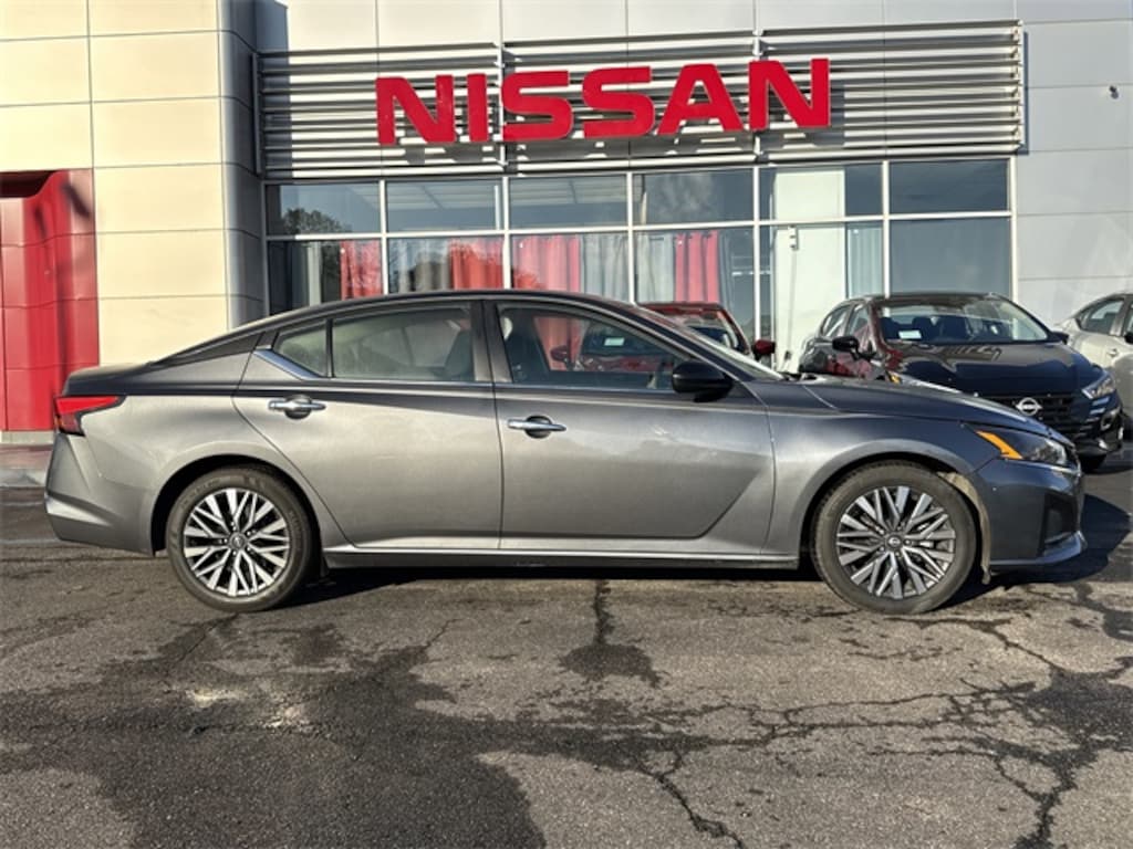 Used 2024 Nissan Altima 2.5 SV Sedan