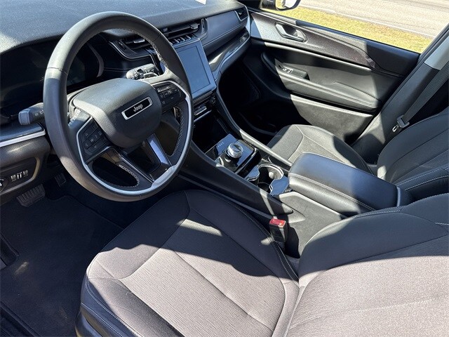 2023 Jeep Grand Cherokee Laredo photo 2