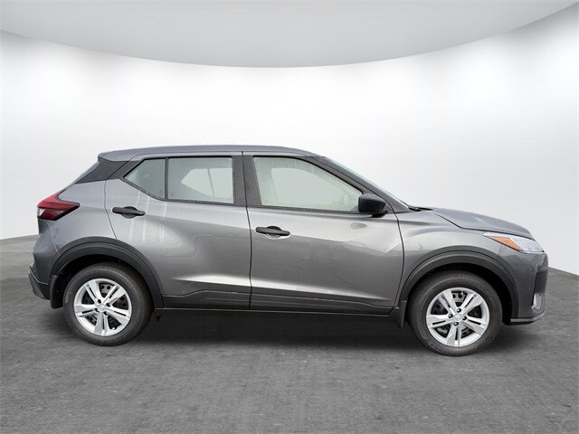2025 Nissan Kicks Play S photo 3