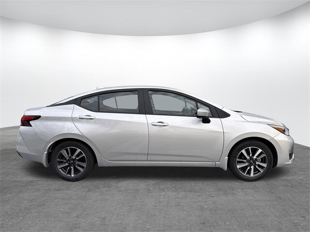 2025 Nissan Versa 1.6 SV photo 2