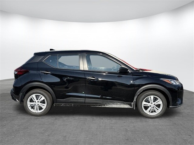 2025 Nissan Kicks Play S photo 3