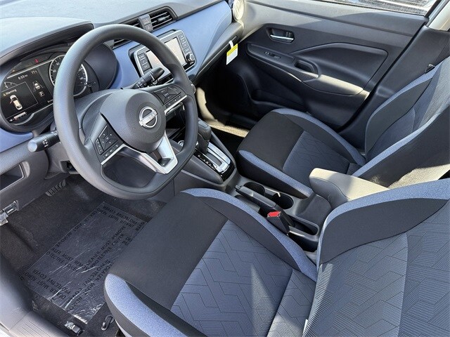 2025 Nissan Versa 1.6 SV photo 4