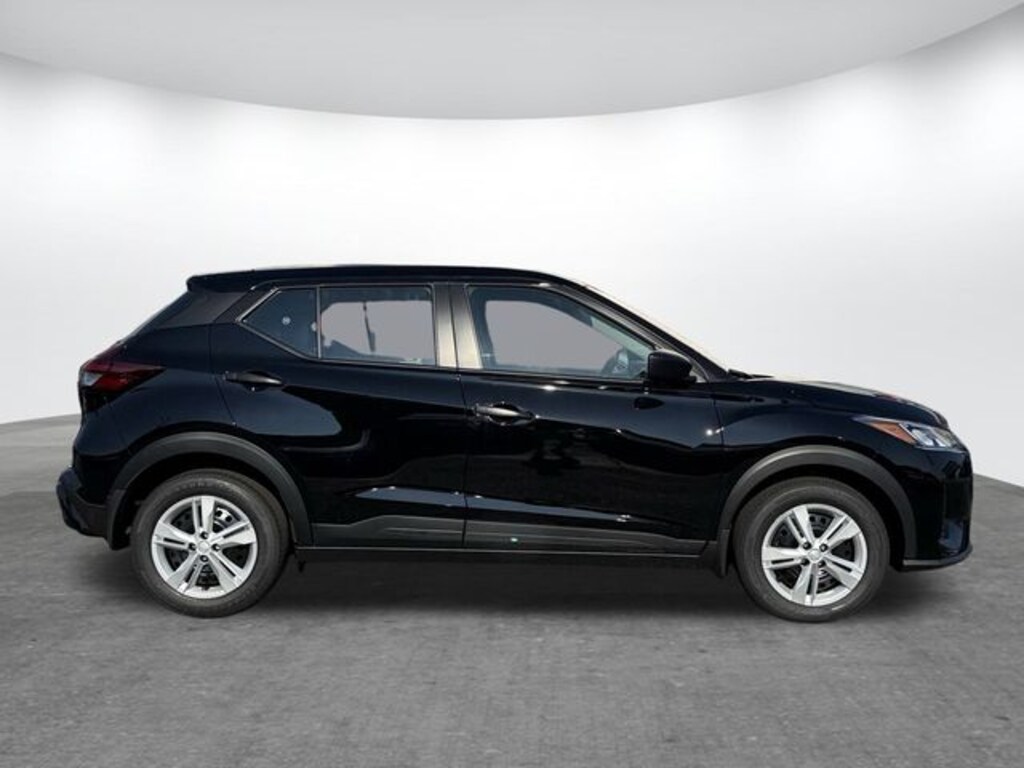 New 2025 Nissan Kicks Play S SUV