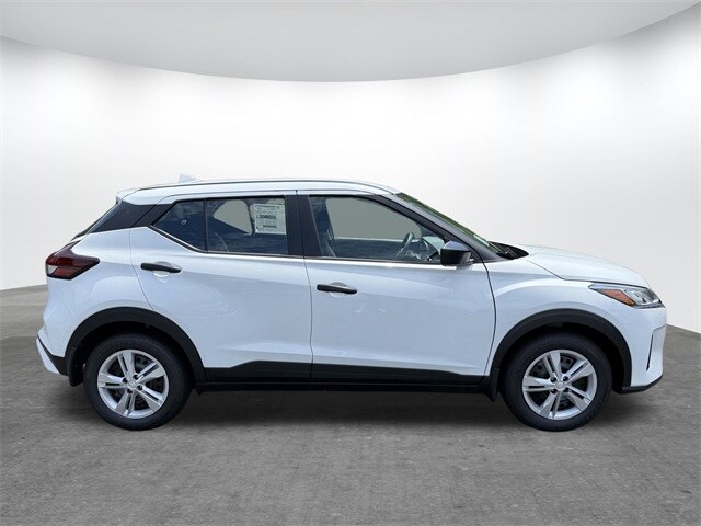 2025 Nissan Kicks Play S photo 3