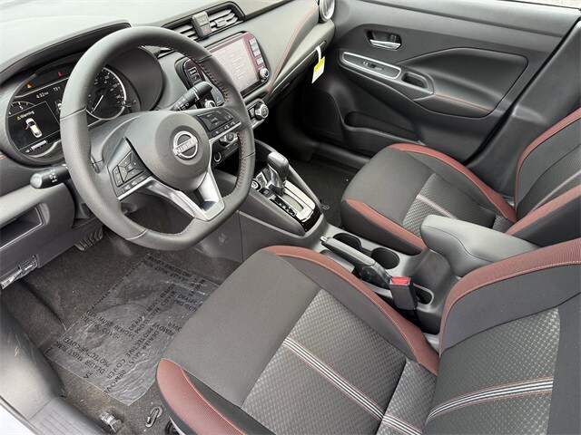 2025 Nissan Versa 1.6 SR photo 4