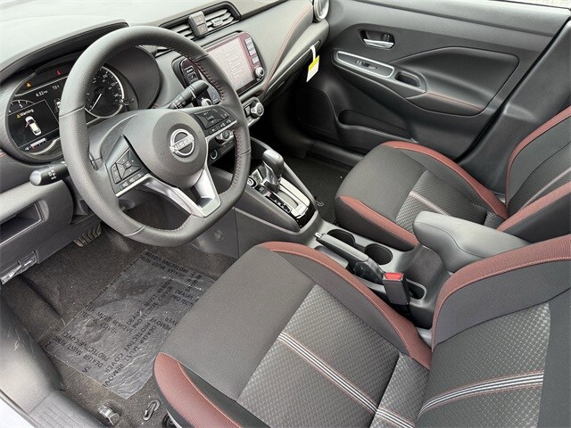 2025 Nissan Versa 1.6 SR photo 3