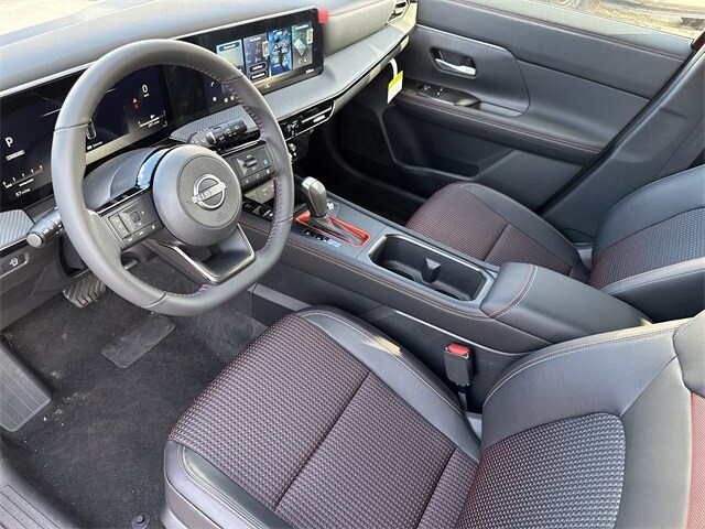 2026 Nissan Kicks SR photo 4