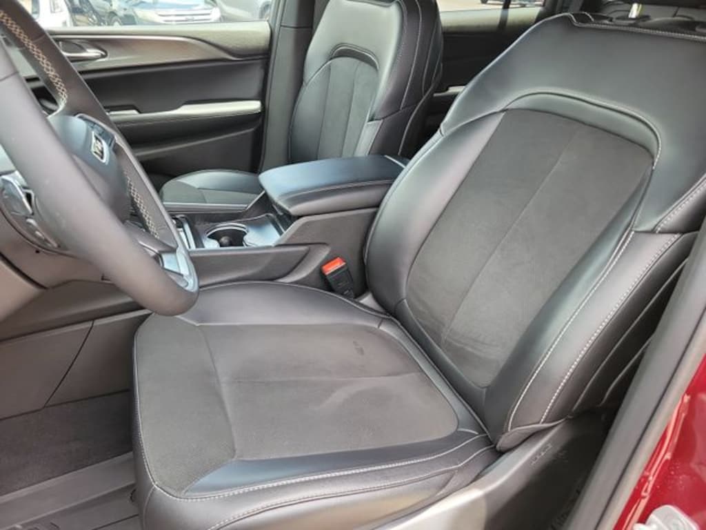 Used 2025 Jeep Grand Cherokee L Laredo SUV