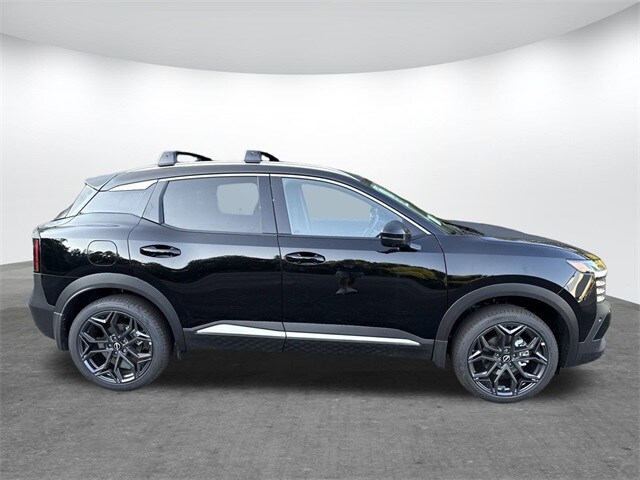 2025 Nissan Kicks SR photo 3