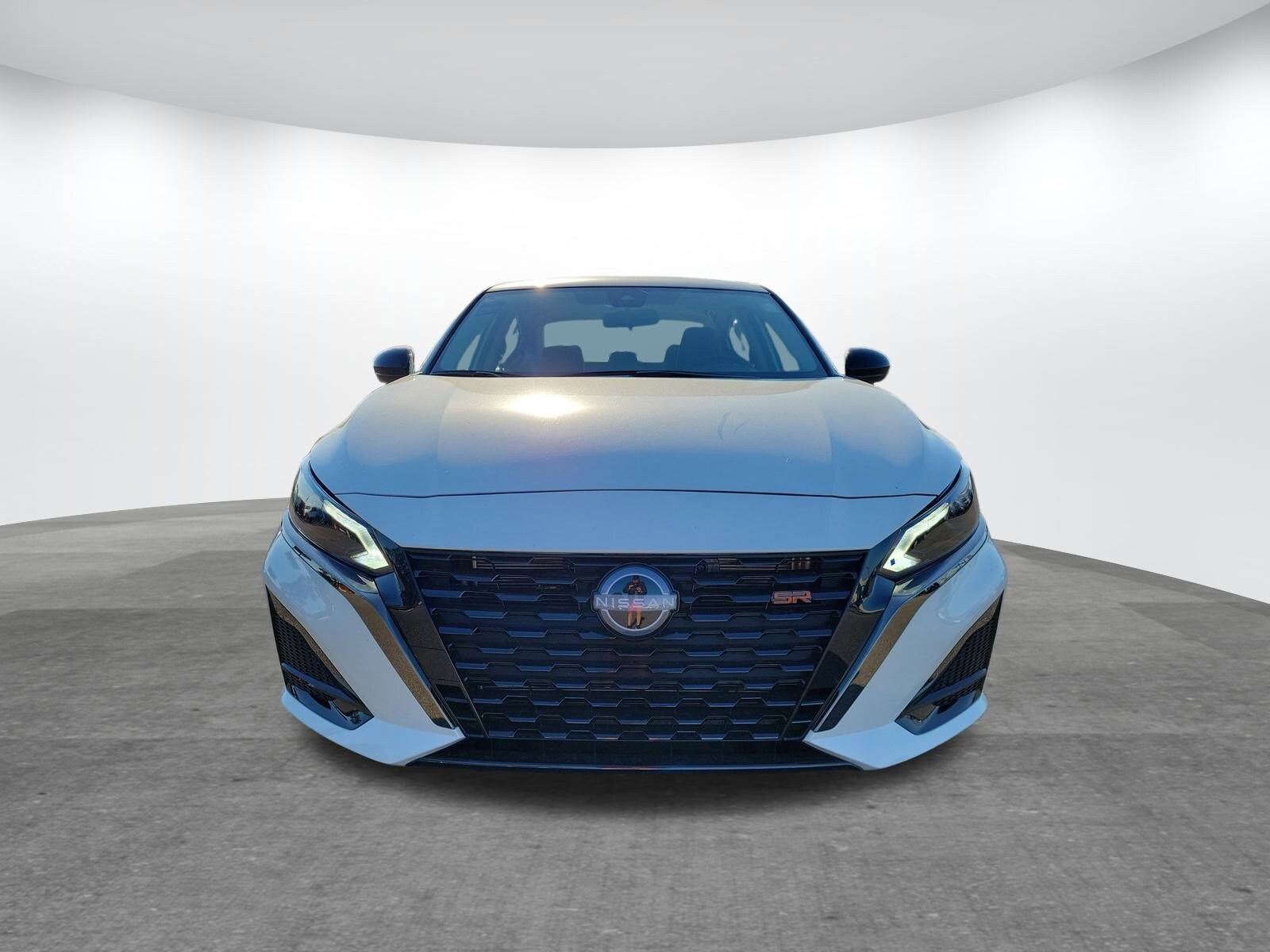 2025 Nissan Altima SR photo 2