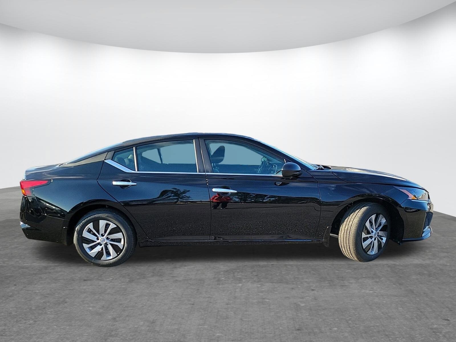 2025 Nissan Altima S photo 4