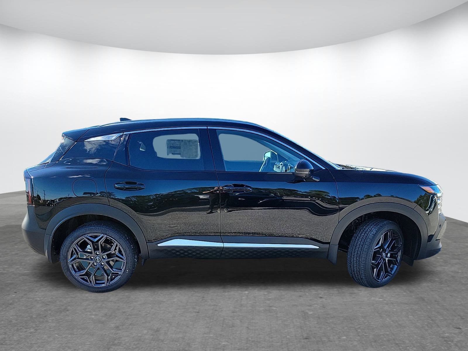 2025 Nissan Kicks SR photo 4