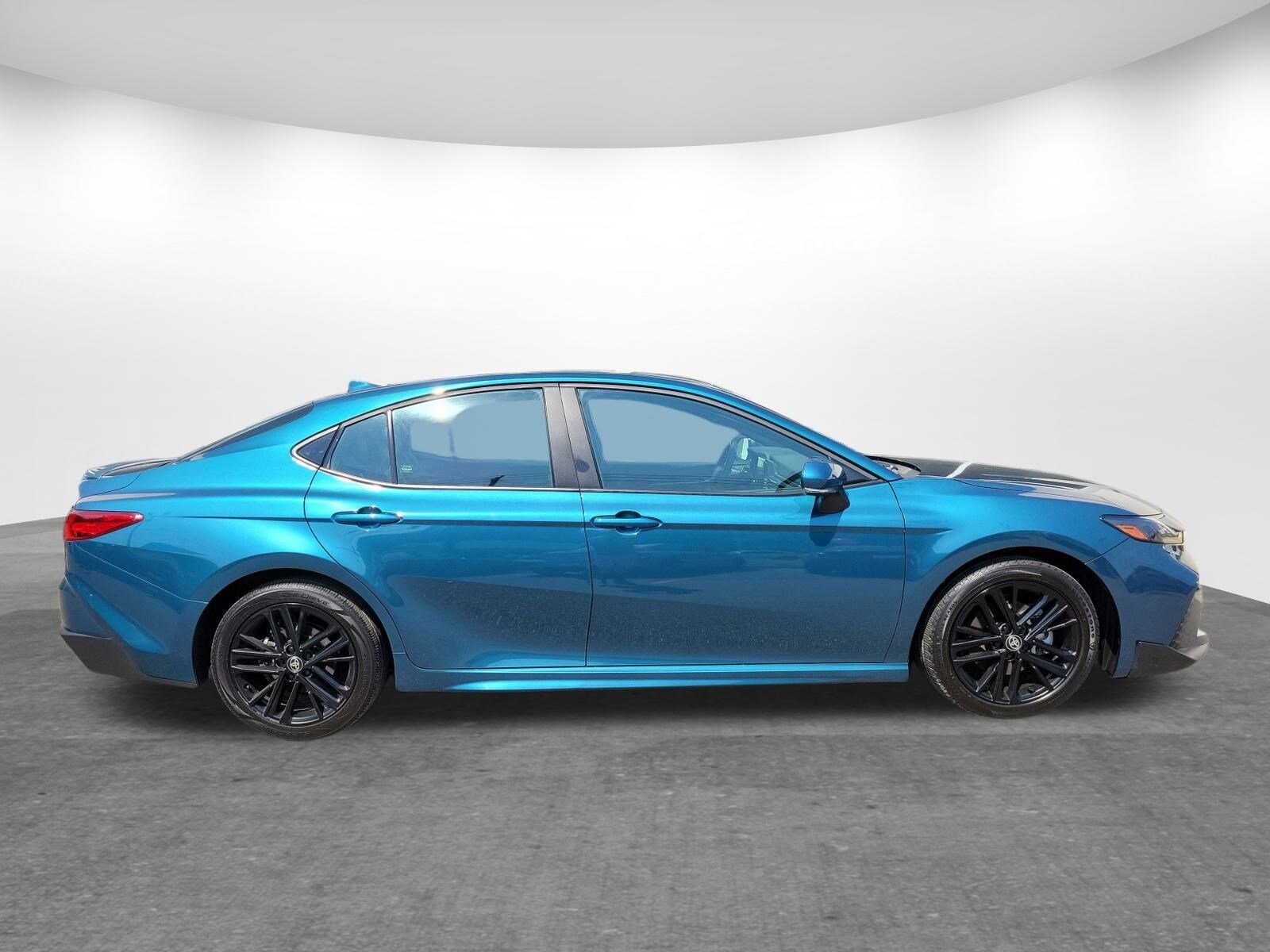 2025 Toyota Camry SE photo 4