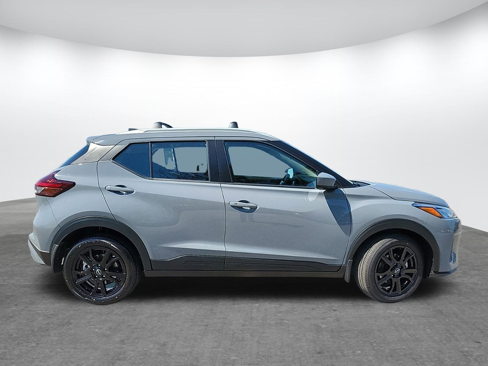 2024 Nissan Kicks SV photo 2