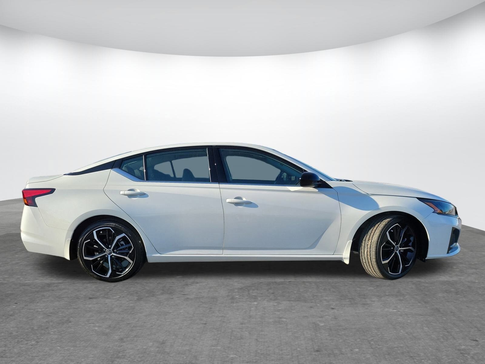 2025 Nissan Altima SR photo 4