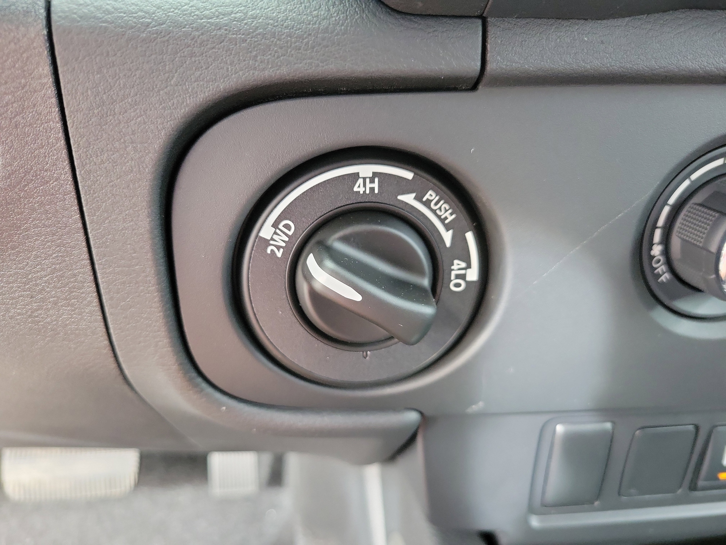 2025 Nissan Frontier SV - Photo 26