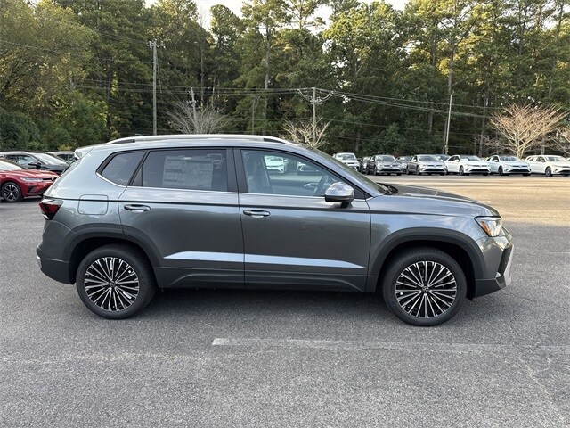 2025 Volkswagen Taos SE photo 2