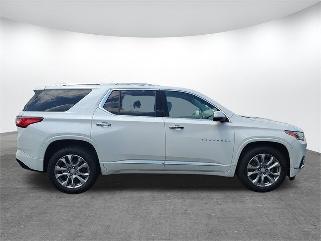 2021 Chevrolet Traverse Premier photo 3