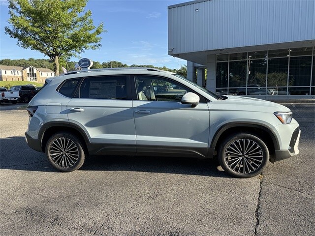 2025 Volkswagen Taos SE photo 3