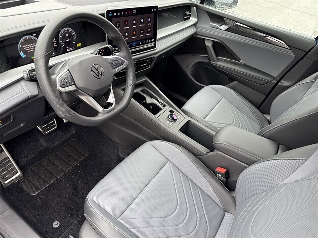 2026 Volkswagen Tiguan SE R-Line Black photo 4