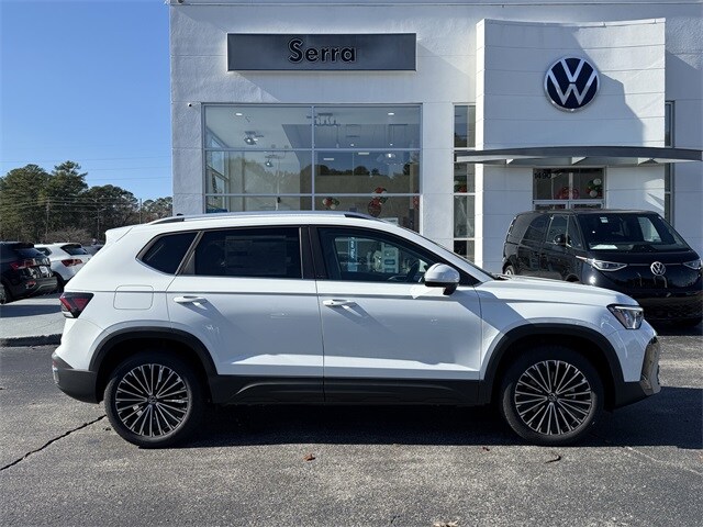 2025 Volkswagen Taos SE photo 3