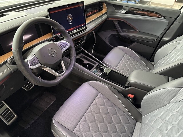 2026 Volkswagen Tiguan SEL R-Line photo 4