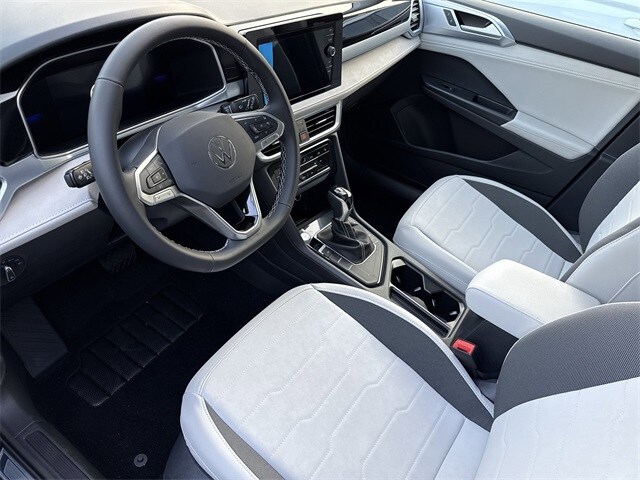 2025 Volkswagen Taos SE photo 2