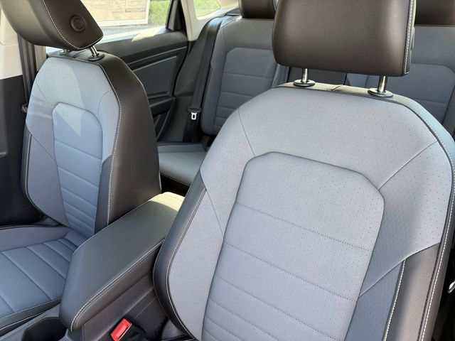 2025 Volkswagen Jetta SE - Photo 6