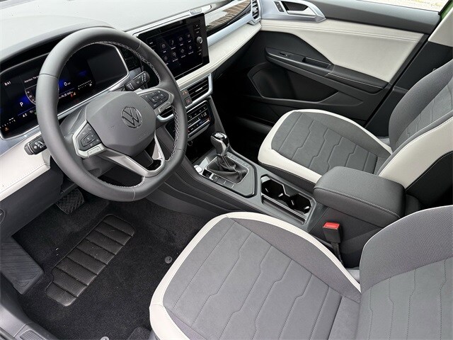 2025 Volkswagen Taos SE photo 2