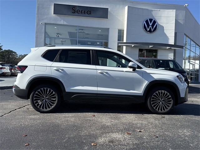 2025 Volkswagen Taos SE photo 3