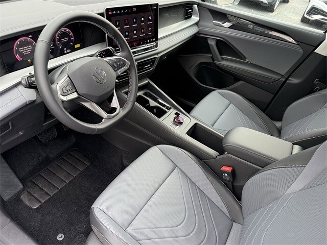 2025 Volkswagen Tiguan SE photo 4