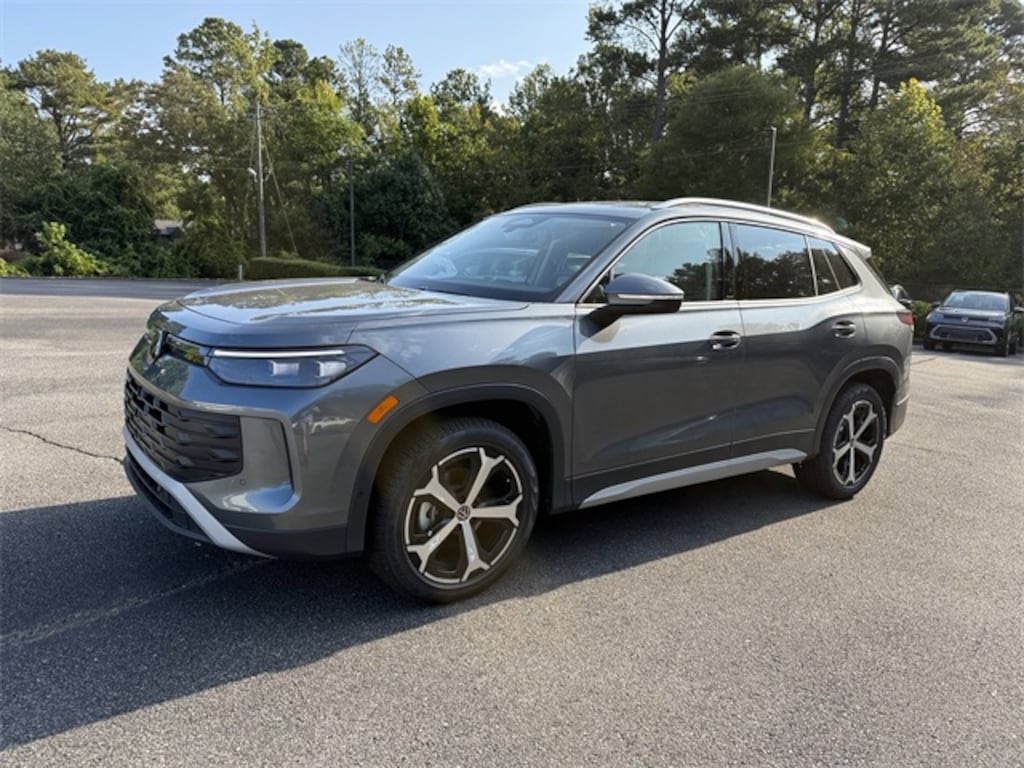 New 2025 Volkswagen Tiguan 2.0T SE SUV