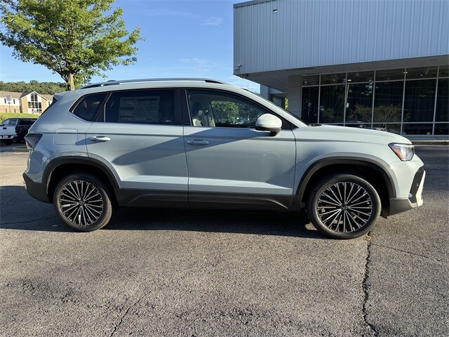 2025 Volkswagen Taos SE photo 3