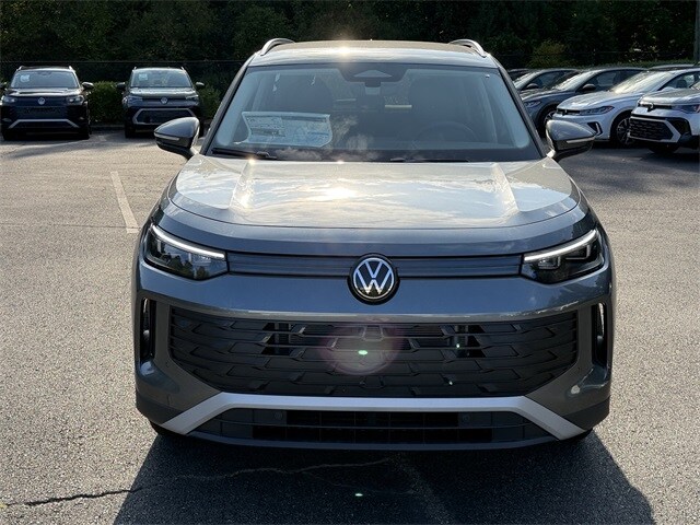 2025 Volkswagen Tiguan SE photo 2