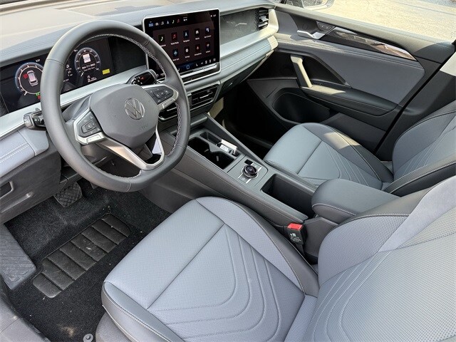 2025 Volkswagen Tiguan SE photo 3