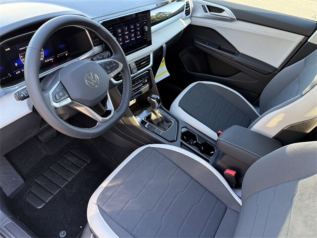 2025 Volkswagen Taos SE photo 2
