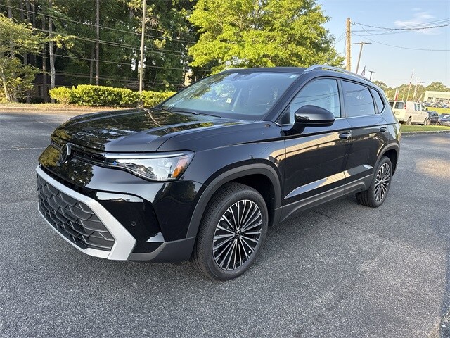 2025 Volkswagen Taos SE photo 3