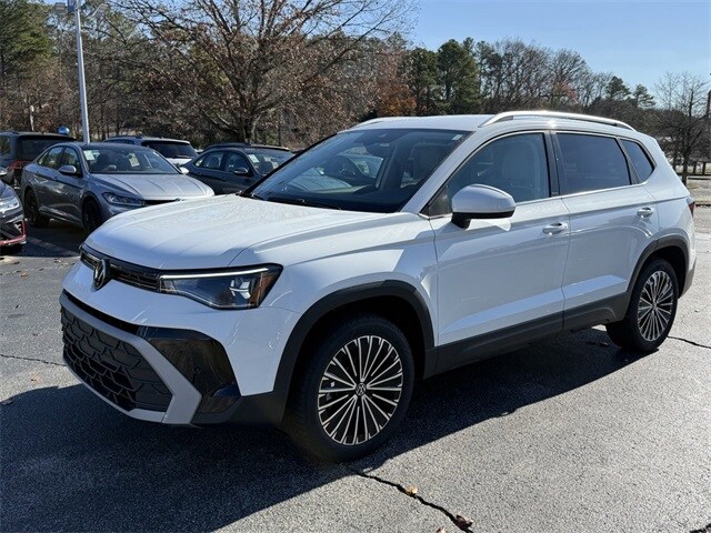 2025 Volkswagen Taos SE photo 2