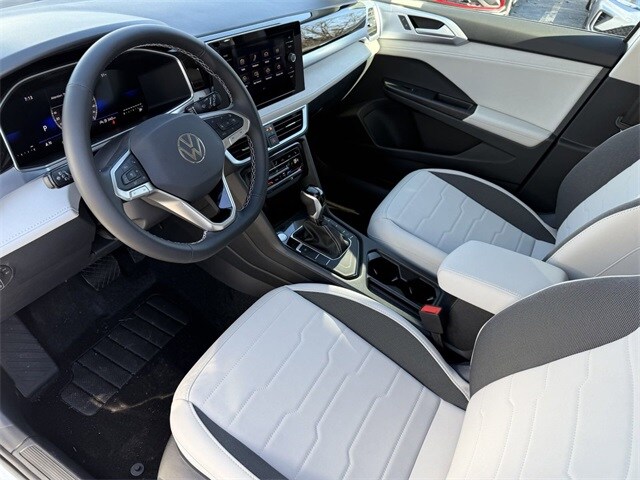 2025 Volkswagen Taos SE photo 4