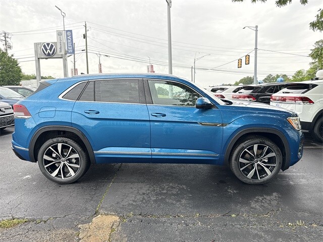 2025 Volkswagen Atlas Cross Sport SEL Premium R-Line photo 3